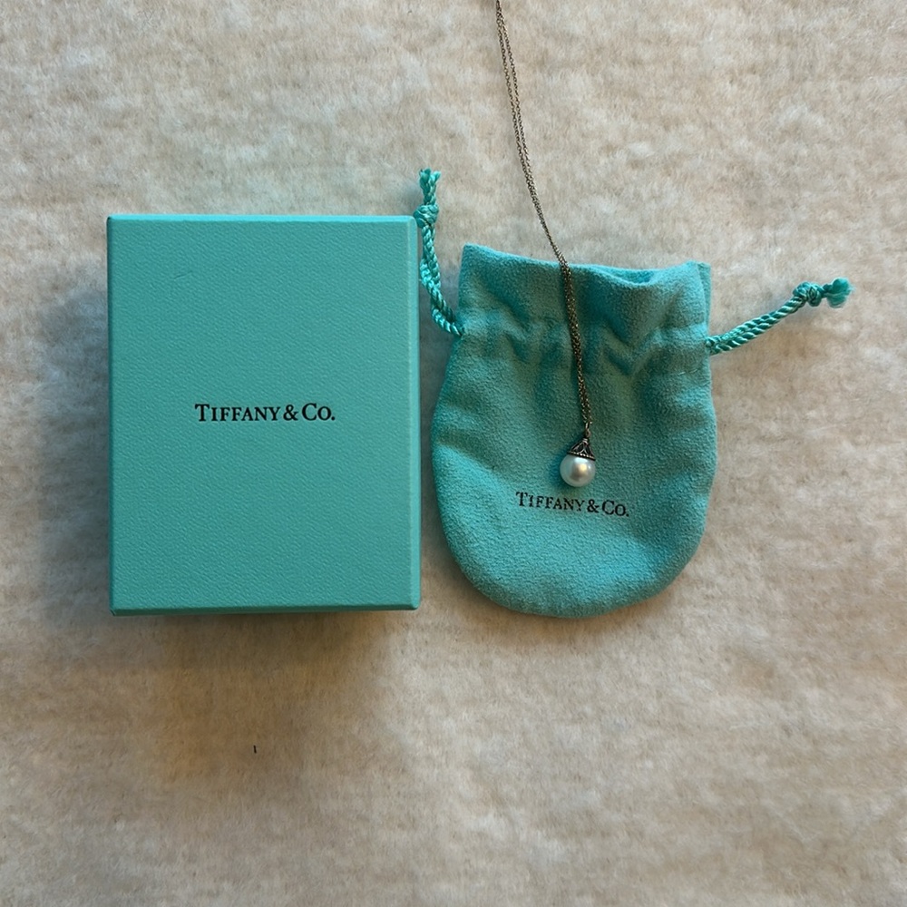 Tiffany & Co Ziegfeld sterling silver necklace with pearl pendant